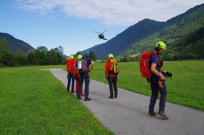 Poljakovo truplo je v dolino prepeljal helikopter Slovenske vojske. FOTO: GRS Tolmin