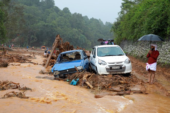 Monsunsko deževje je povzročilo tudi ogromno gmotno škodo. FOTO: Reuters