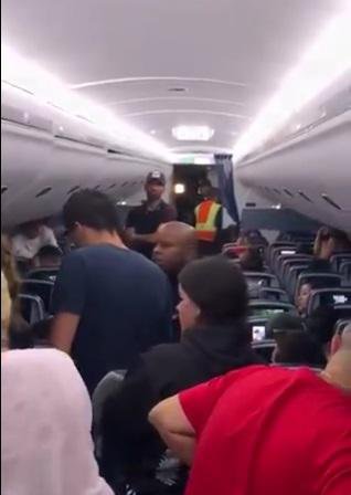 Fotografija: Potnikom so popustili živci. FOTO: Zaslonski posnetek