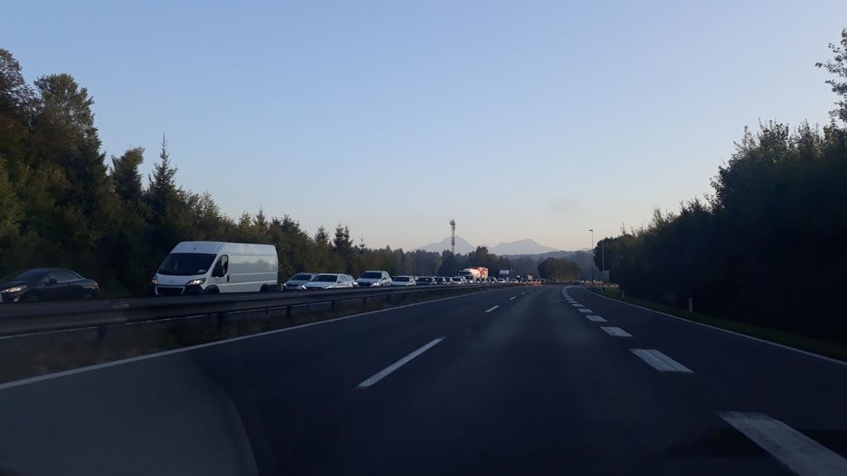 Fotografija: Gneča na gorenjski avtocesti. FOTO: Janez, bralec poročevalec