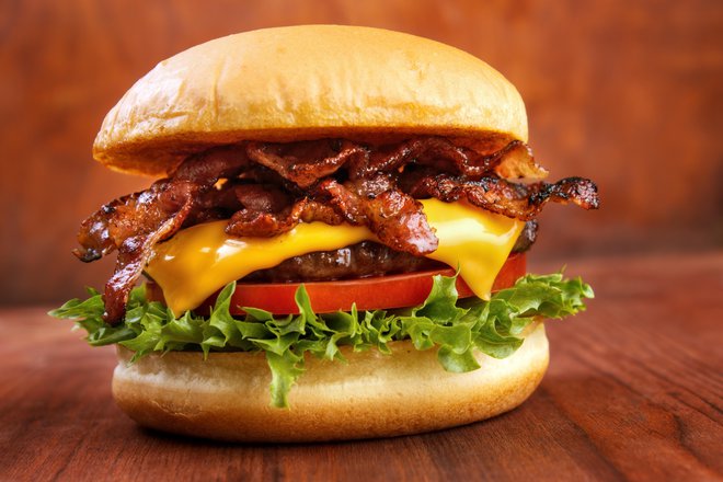 Običajen burger s sirom in slanino ima okrog 350 kilokalorij. FOTO: Guliver/getty Images