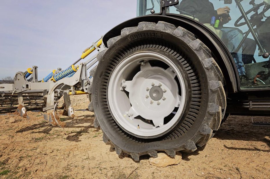 Fotografija: Cupwheel tehnologija pneutraca omogoča, da zunanji obod pnevmatike prosto spreminja obliko in se prilagaja razmeram na terenu. FOTO: Trelleborg