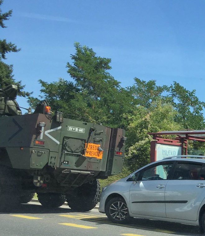 Kaj se je dogajalo ta dan z vojaškim vozilom? FOTO: bralec Peter
