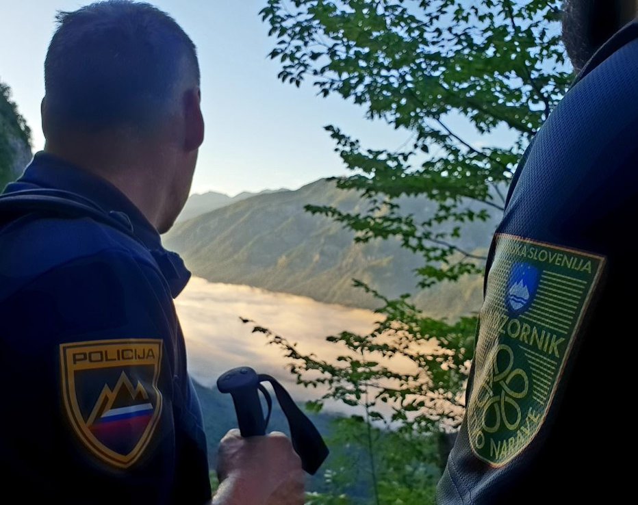 Fotografija: Policisti v Triglavskem narodnem parku. FOTO: Facebook, posnetek zaslona