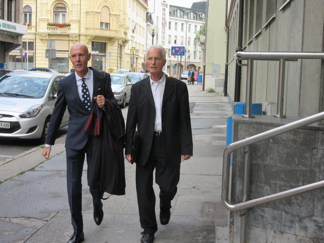 Mirko Krašovec (desno) z zagovornikom Velimirjem Cugmasom ob prihodu na včerajšnjo sejo senata celjskega višjega sodišča. FOTO: Špela Kuralt, Delo