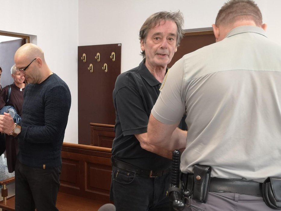 Fotografija: Jožeta Canka so na sodišče privedli že v začetku avgusta, a je bil takrat njegov odvetnik na dopustu, zato so predobravnavni narok opravili včeraj. Foto: Mojca Marot