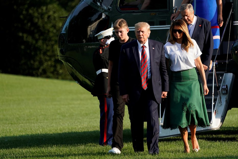 Fotografija: Donald Trump z Melanio in Barronom ob vrnitvi v Washington. FOTO: Yuri Gripas, Reuters