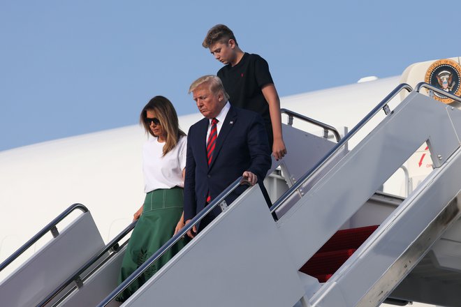 Donald Trump z Melanio in Barronom ob vrnitvi v Washington. FOTO: Yuri Gripas, Reuters