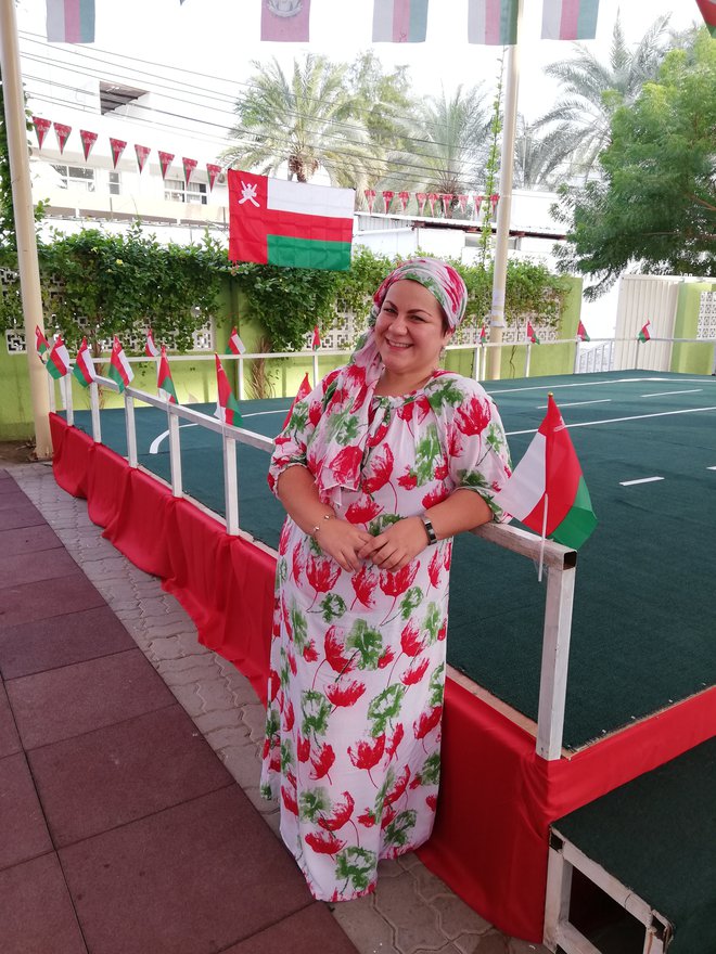 V tradicionalnem oblačilu Omana, tako imenovani dželabiji, na državni dan, ki ga praznujejo 18. novembra. FOTO: Osebni Arhiv