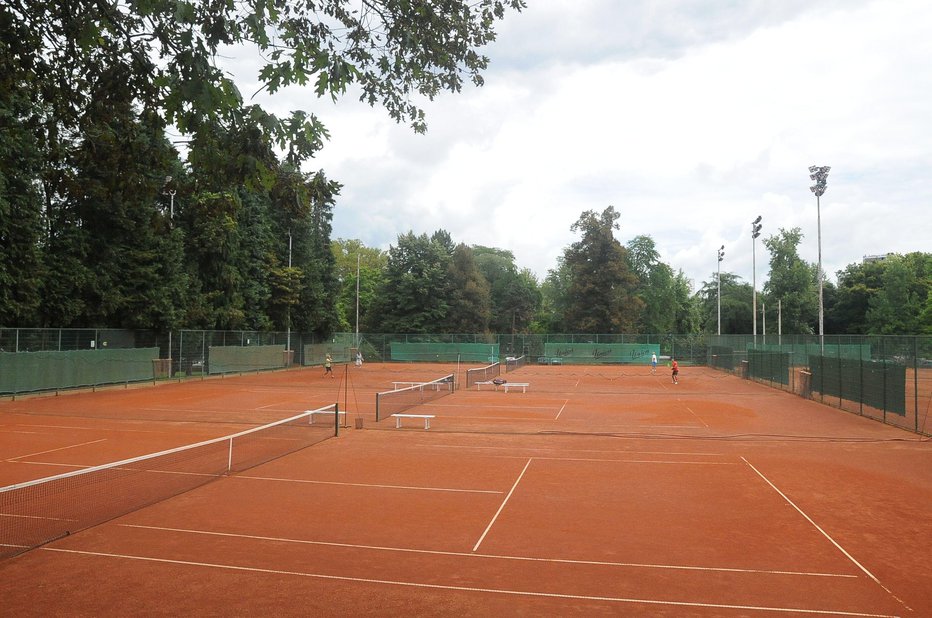 Fotografija: Na peščenih igriščih se bo merilo 120 tenisačev in tenisačic iz 16 držav.
