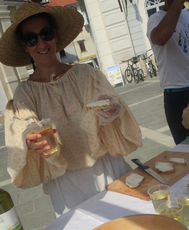 Solinarke so pogostile s solinarsko marendo: kruh, pečen z olivami, ali solinarski kruh z bakalajem, poleg pa kozarec bevande.