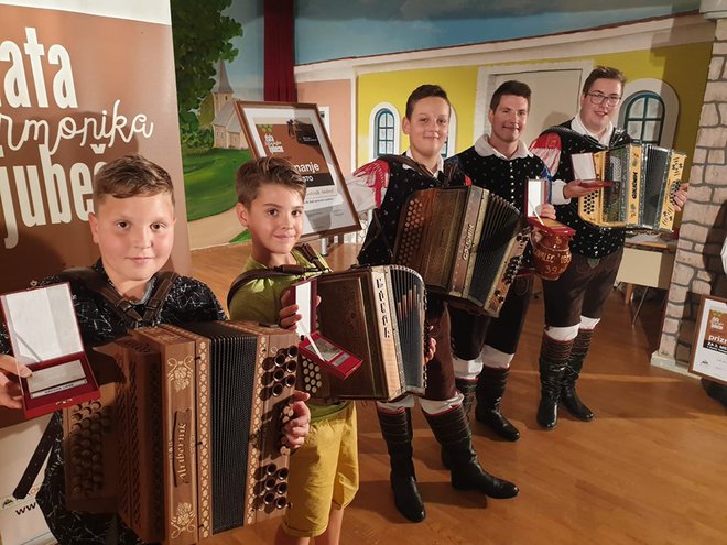 Učenci harmonikarja Roberta Goličnika, med katerimi je tudi zmagovalec občinstva Žiga Hriberšek (četrti z leve). Foto: FB