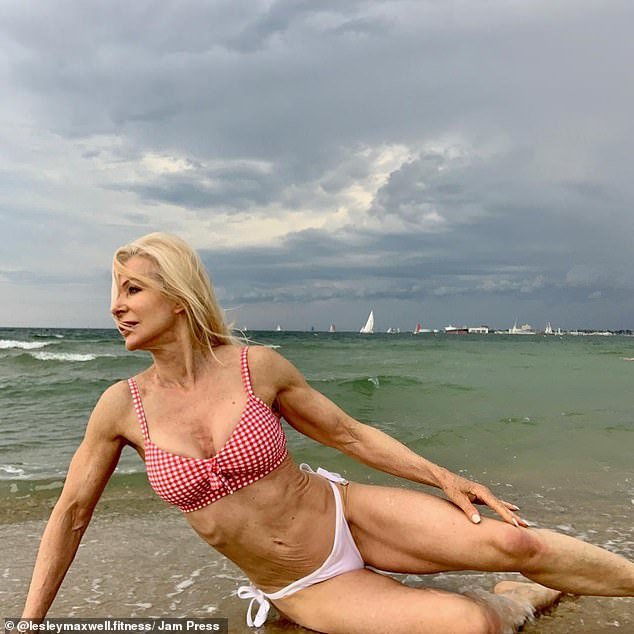 Lesley ni sram pokazati svojega telesa na plaži.