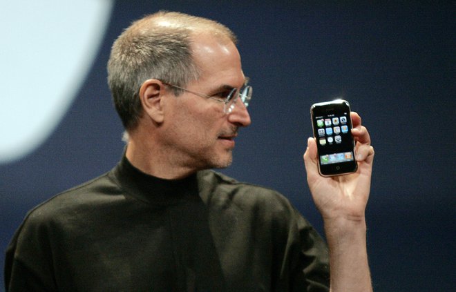 Steve Jobs med predstavitvijo enega izmed mobilnih telefonov. FOTO: Reuters