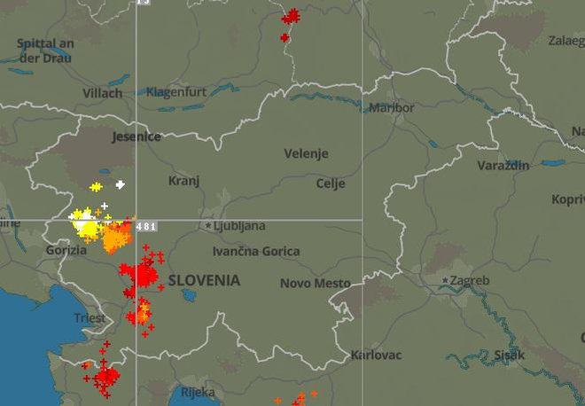 Udari strel v Sloveniji v zadnjih dveh urah. FOTO: posnetek zaslona