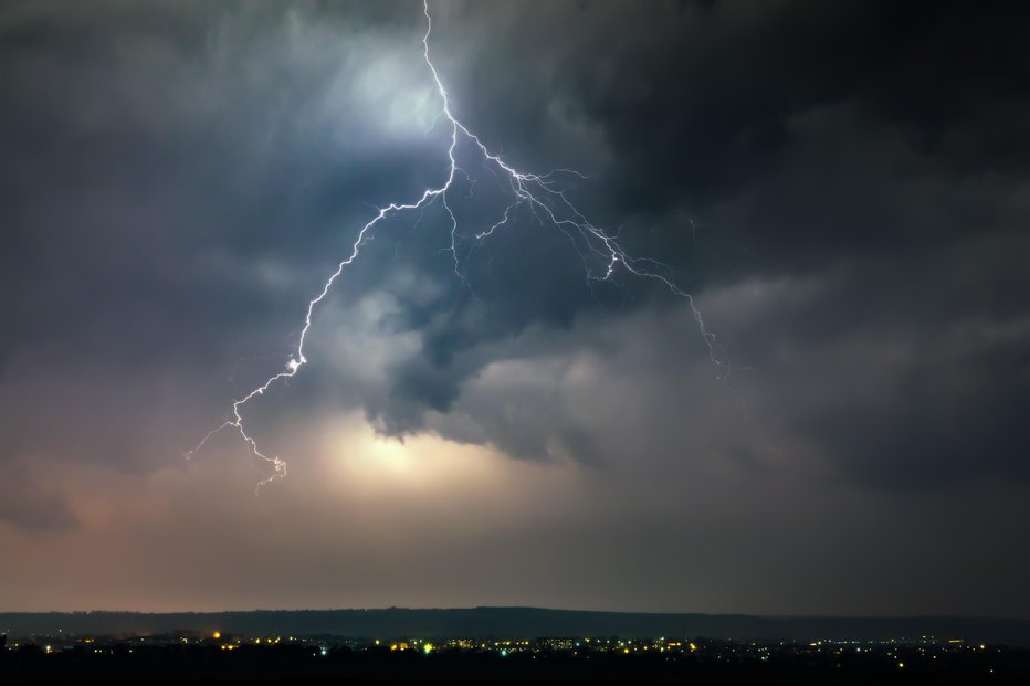 Fotografija: Predvsem v zahodni Sloveniji so se razbesnele nevihte s strelami. FOTO: Getty Images, Istockphoto