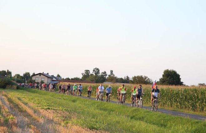 Športni navdušenci so se lahko udeležili domoljubnega kolesarjenja ob branikih slovenstva po občini Črenšovci.