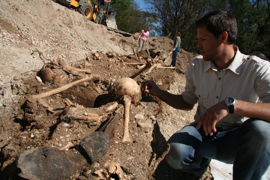 Fotografija: Pred šestimi leti so izkopali posmrtne ostanke skoraj 180 ljudi, večinoma vojakov NDH, na letališču Cerklje ob Krki. FOTO: JANOŠ ZORE
