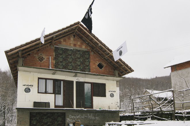 Na hišo v bosanski vasi Gornja Maoča so januarja 2015 obesili zastavo Islamske države. FOTO: Reuters
