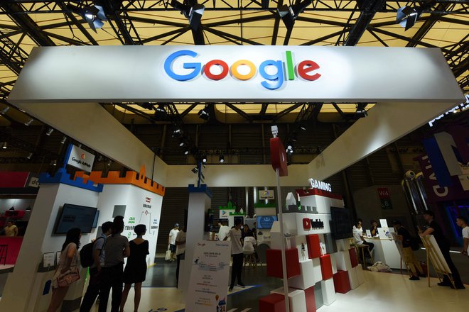 Google je mobilnim operaterjem nehal pošiljati lokacijske podatke uporabnikov androidnih telefonov. FOTO: Reuters