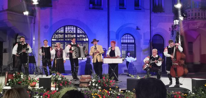 Cita in Jože Galič (nekoč Ansambel Slovenija) sta letos na ptujskem festivalu skladbo Tebi Slovenija, ki je postala viža prvega desetletja, izvedla z Ansamblom Zeme. FOTO: Črtomir Groznik