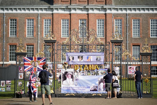 Pokojni princesi v spomin so okrasili ograjo pred Kensingtonsko palačo.