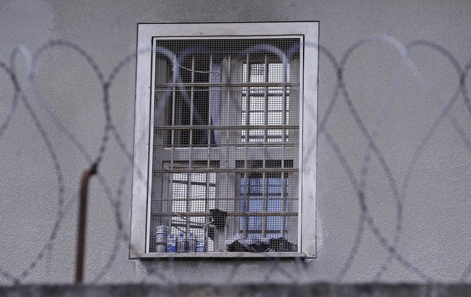 Fotografija: Tinka Huskić Colarič prihaja pred zapor na Povšetovi, kjer s sinom komunicirata na daleč. FOTO: Tomi Lombar
