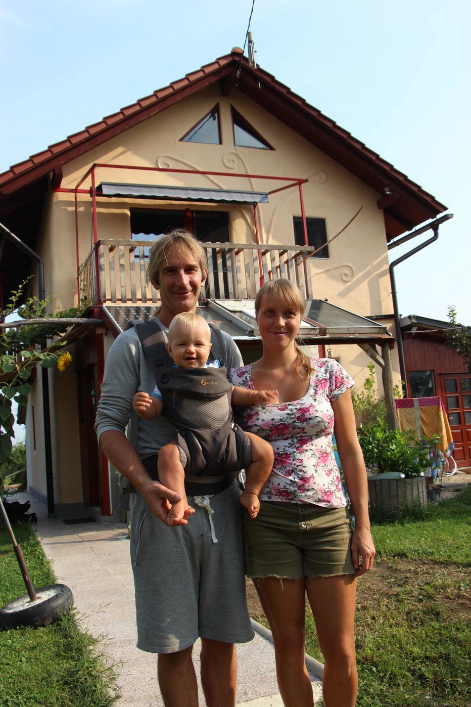 Fotografija: Andrej, Janja in Svetin pred domačo hišo. FOTO: Tanja Jakše Gazvoda