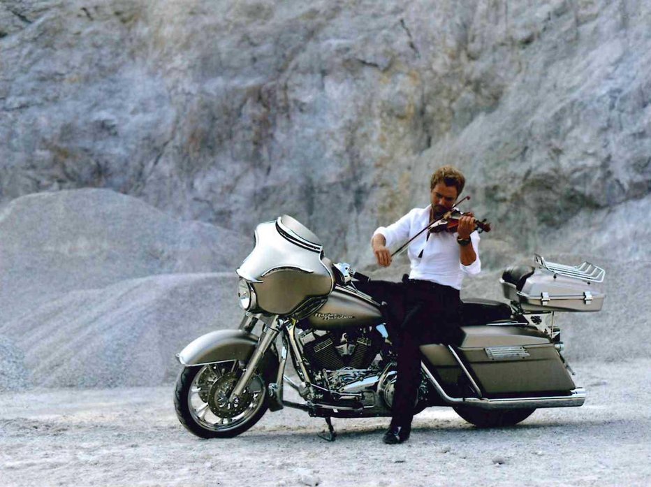 Fotografija: Ko je bil še Sebastian Colarič, je delal kot model za motorje znamke Harley Davidson. FOTO: Osebni arhiv