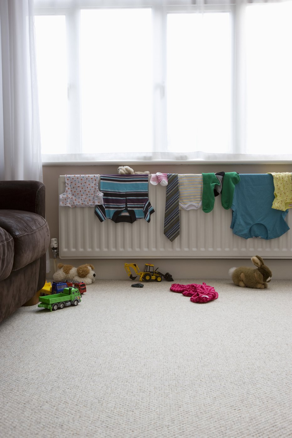 Fotografija: Sušenje perila na radiatorjih zelo poveča porabo toplotne energije. FOTO: Shutterstock