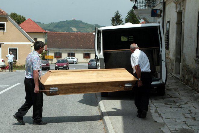 V Bistrici ob Sotli je Jaka Ulčnik konec junja 2005 s pištolo ustrelil brata Jožeta Ulčnika. Foto: Marko Feist