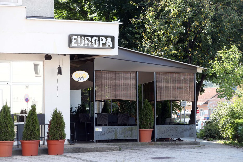 Fotografija: V Kavarni Europa so gostje avgusta nadlegovali natakarico. Foto: Igor Mali