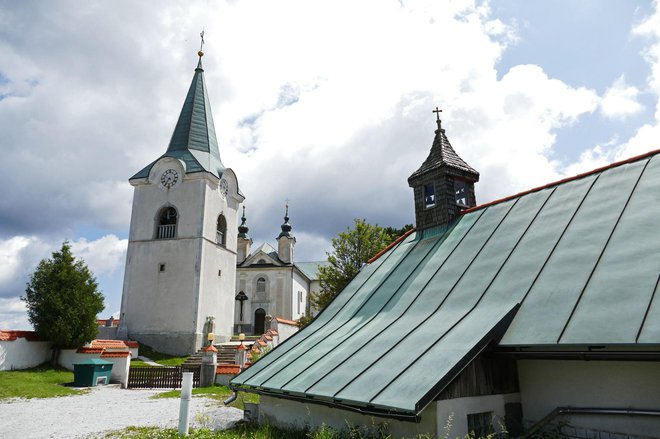 Zvonik je ločen od cerkve.