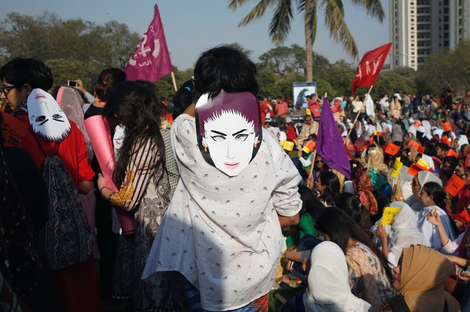 V Karačiju se vsako leto aprila, ko poteka tako imenovani pohod žensk, na katerem zahtevajo večjo enakopravnost nežnejšega spola, spomnijo tudi Kuandil Baloh. Na fotografiji nosijo njene maske. FOTO: Reuters