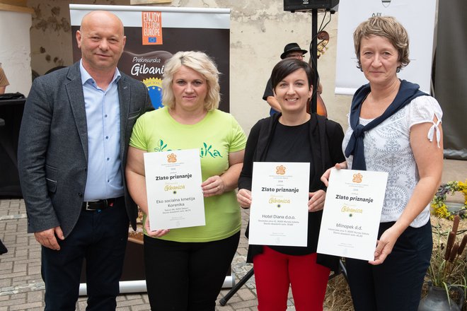 Tri od štirih zlatih medalj za gibanice ter organizator in nagrajenec Janko Kodila Foto: Aleš Cipot