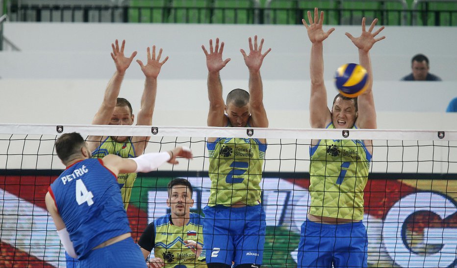 Fotografija: Slovenci si želijo v skupinskem delu ustaviti tudi prodor evropskih prvakov. Rusov. FOTO: Blaž Samec