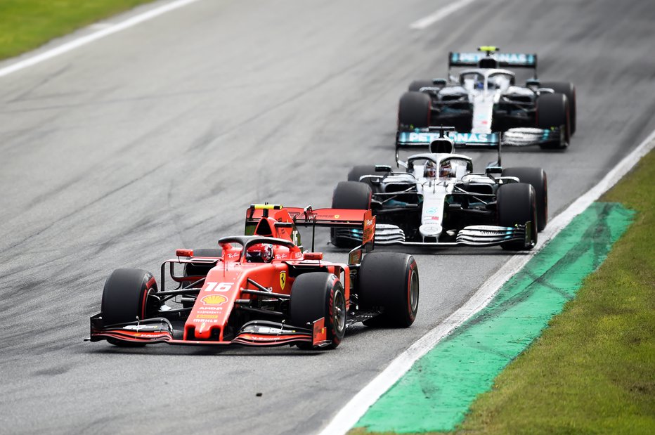 Fotografija: Ferrarijev vzhajajoči zvezdnik Charles Leclerc (na fotografiji v ospredju) je v Monzi uspešno odbijal napade Mercedesovih dirkačev Lewisa Hamiltona in Valtterija Bottasa. FOTO: Reuters