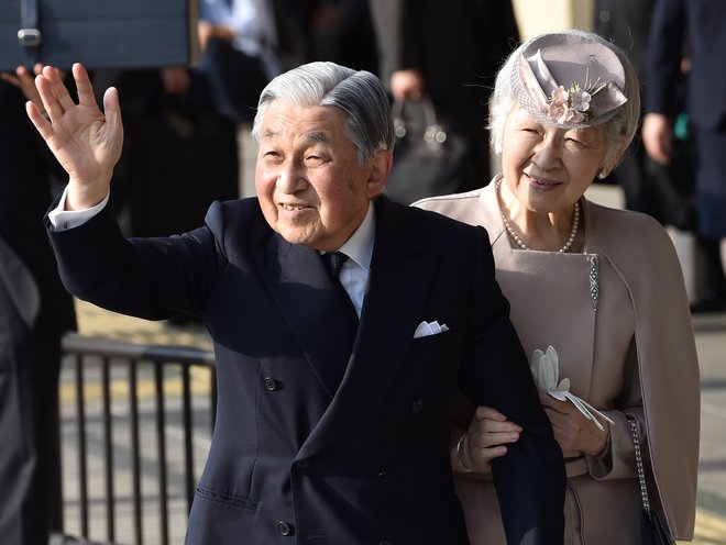 Akihito je obiskal ženo Mičiko pred posegom. FOTOGRAFIJI: Reuters
