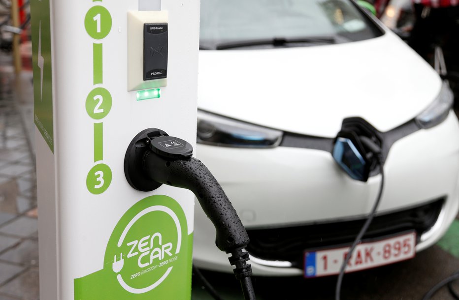 Fotografija: Ena od rešitev je deljenje električnih avtomobilov (na sliki renault zoé). FOTO: Reuters