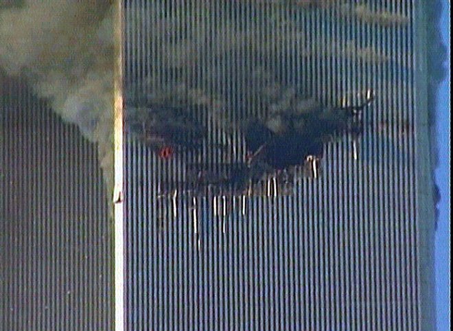 Luknja, kjer se je letalo zarilo v stolpnico. FOTO: Reuters