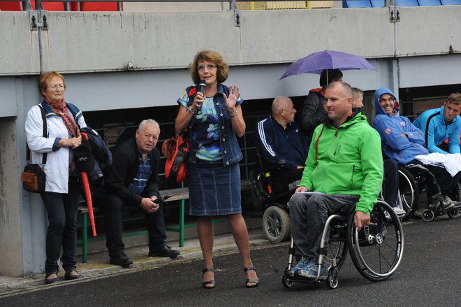 Alenka Primožič v družbi Gregorja Gračnerja, ki je v imenu Zveze za šport invalidov Slovenije - Paralimpijski komite pozdravil zbrane.