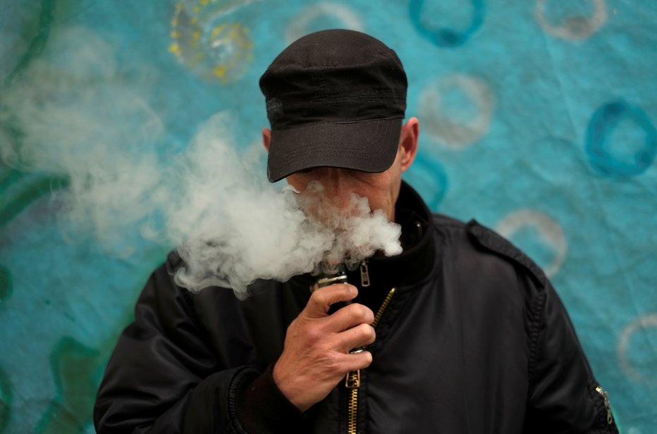 Fotografija: Mož med kajenjem elektronske cigarete