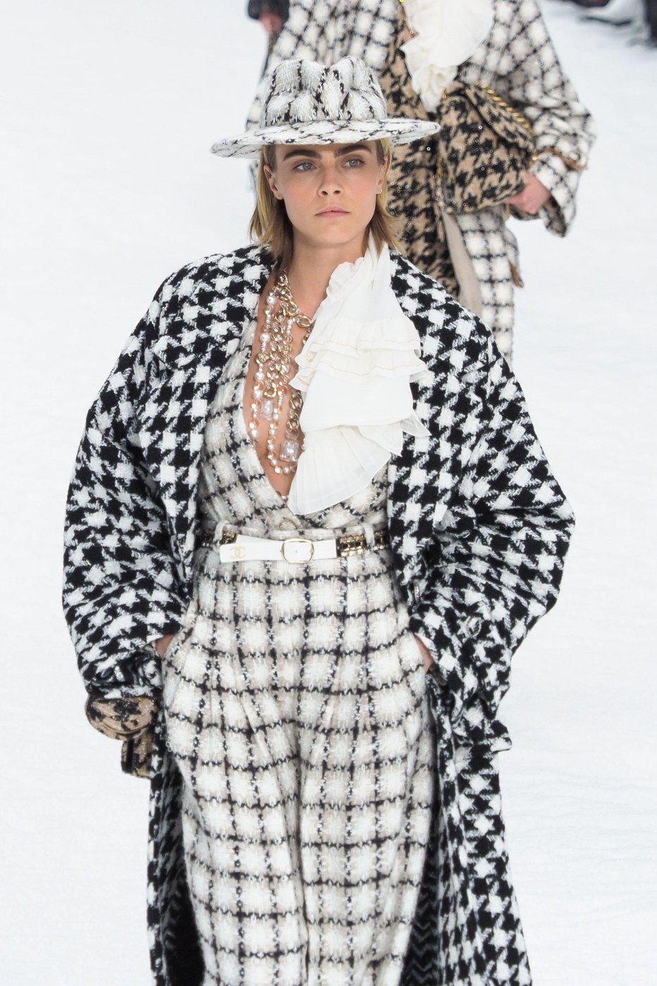 Fotografija: Cara Delevingne v Chanelovem hlačnem kostimu kolekcije Ready-to-Wear