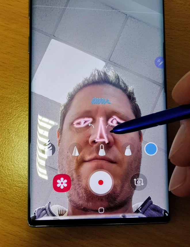 Z aplikacijo Čečkarija AR lahko s pisalom v živo čečkamo – in čečkarije sledijo obrazu. FOTO: Staš Ivanc