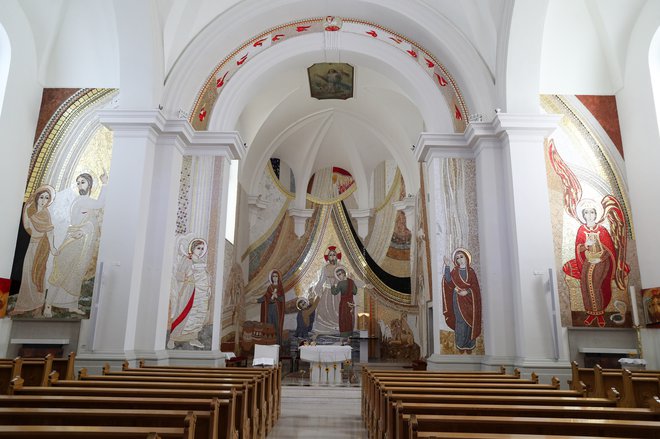 Mozaik patra Marka Ivana Rupnika daje cerkvi sv. Primoža in Felicijana izjemno (mistično) podobo. FOTO: Marko Feist