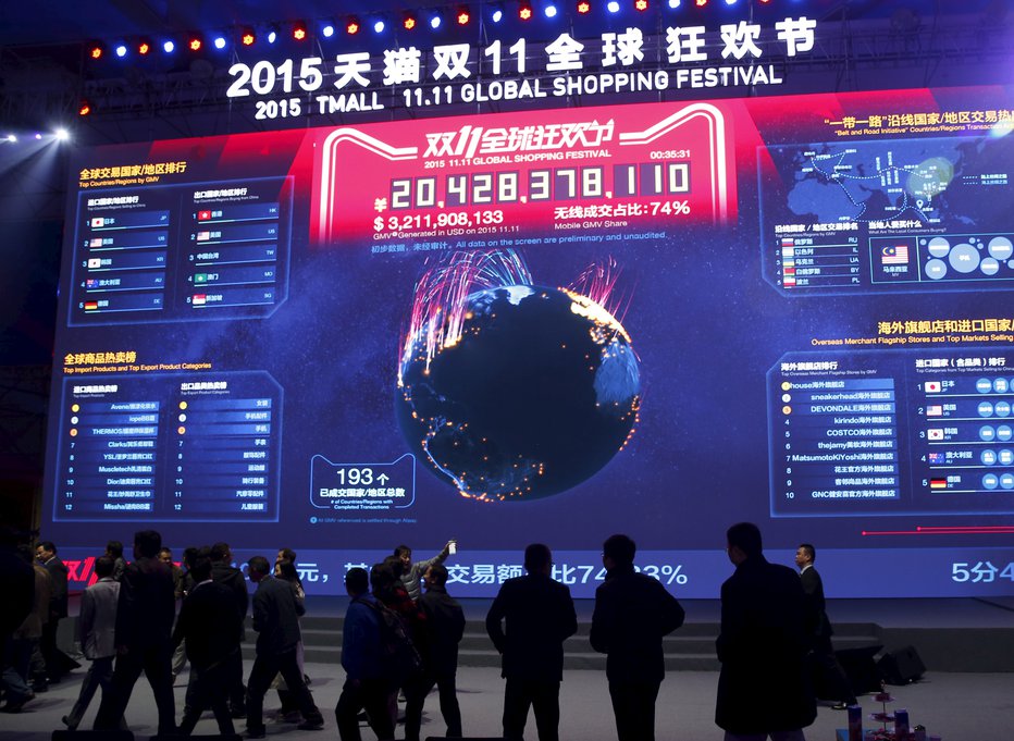 Fotografija: Attendants watch real-time data of transactions at Alibaba Group's 11.11 Global shopping festival in Beijing, China, November 11, 2015. REUTERS/Kim Kyung-Hoon - GF20000053496 FOTO: Kim Kyung Hoon Reuters