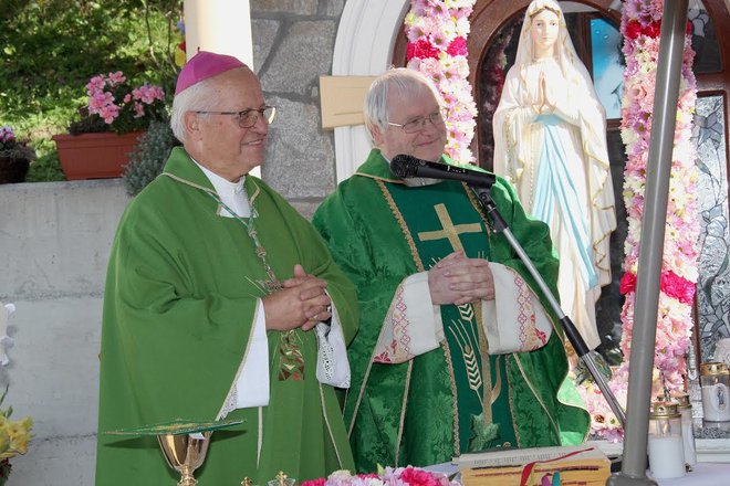 Novomeški škof msgr. Andrej Glavan in šentruperški župnik Jaka Trček. FOTO: Roland Furlan