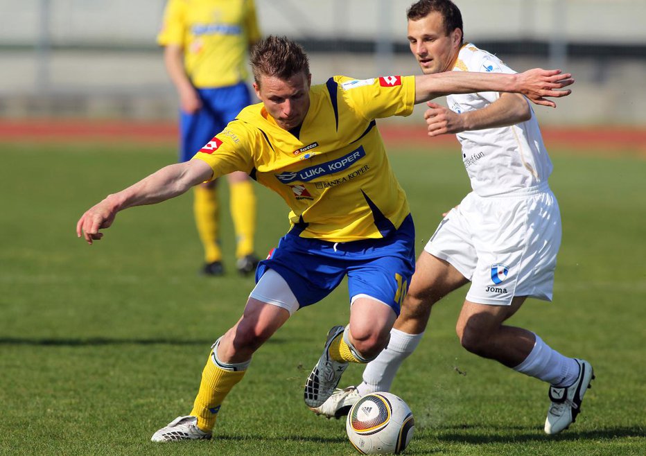 Fotografija: Dare Vršič je v sezoni 2009/10 s Koprom osvojil naslov prvaka. Danes bo v rumeno-modrem dresu igral proti Mariboru, pri katerem je igral zadnjih pet sezon in pol. FOTO: Voranc Vogel