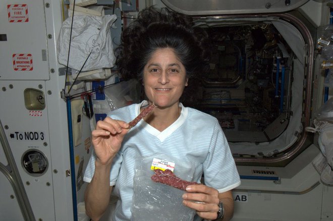 Sunita Williams je bila navdušena, ko je na Mednarodni vesoljski postaji odprla božično darilo, ki so ji ga poslali svojci. V njej so bile tudi Ažmanove kranjske klobase. FOTO: Nasa