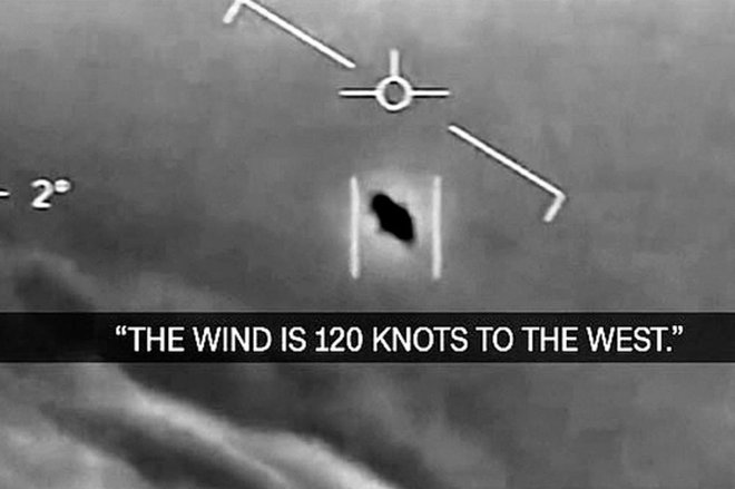 Termin neznani leteči predmeti so preimenovali v neidentificirane zračne fenomene. Kaj je na posnetku, se niso izjasnili. FOTO: Youtube, posnetek zaslona
